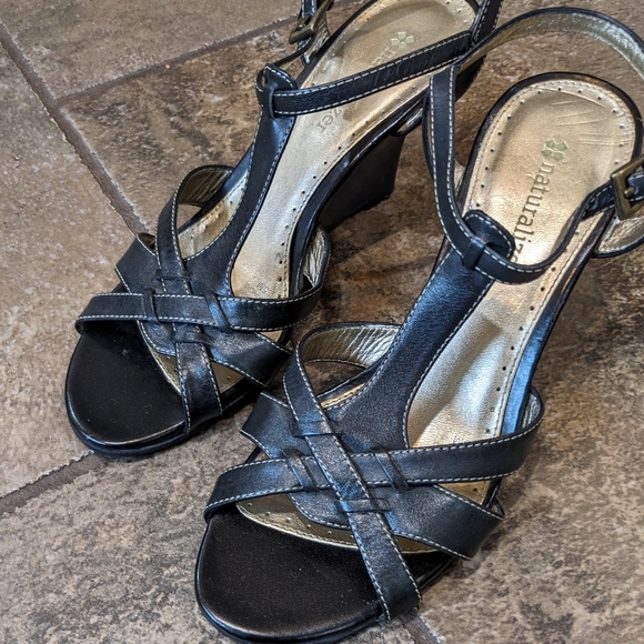 Naturalizer black leather ankle t- strap wedge sandals size 5M. - Picture 6 of 6